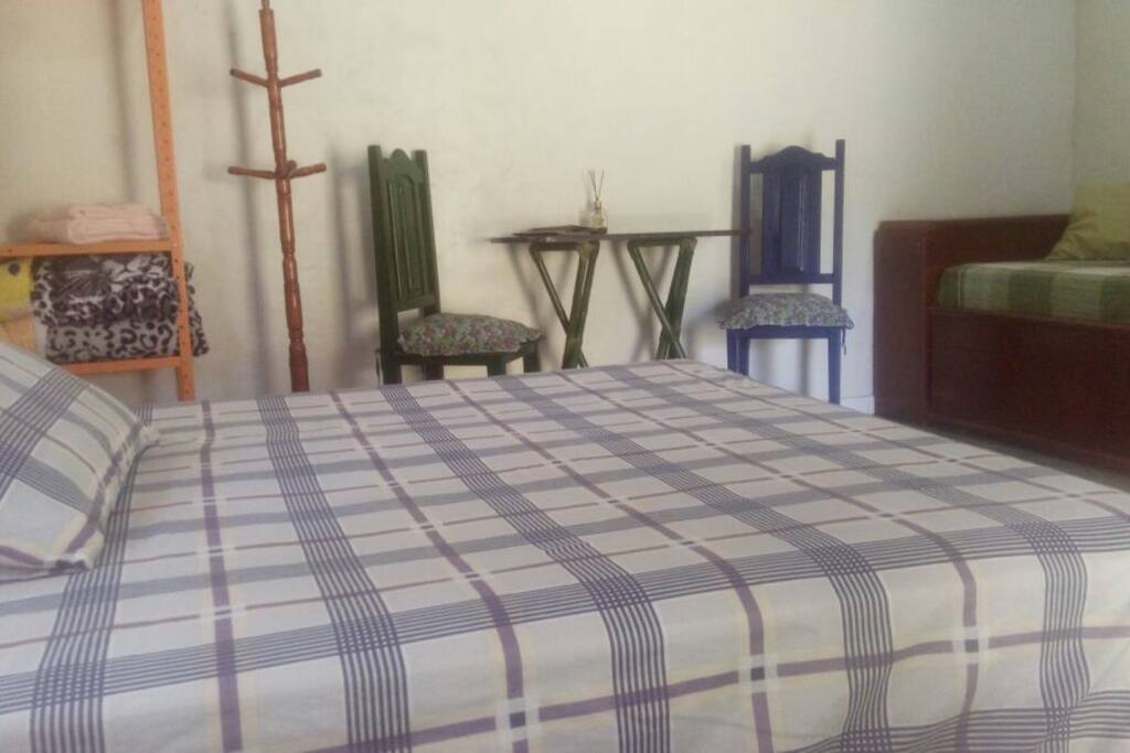 Cama de casal e uma de solteiro