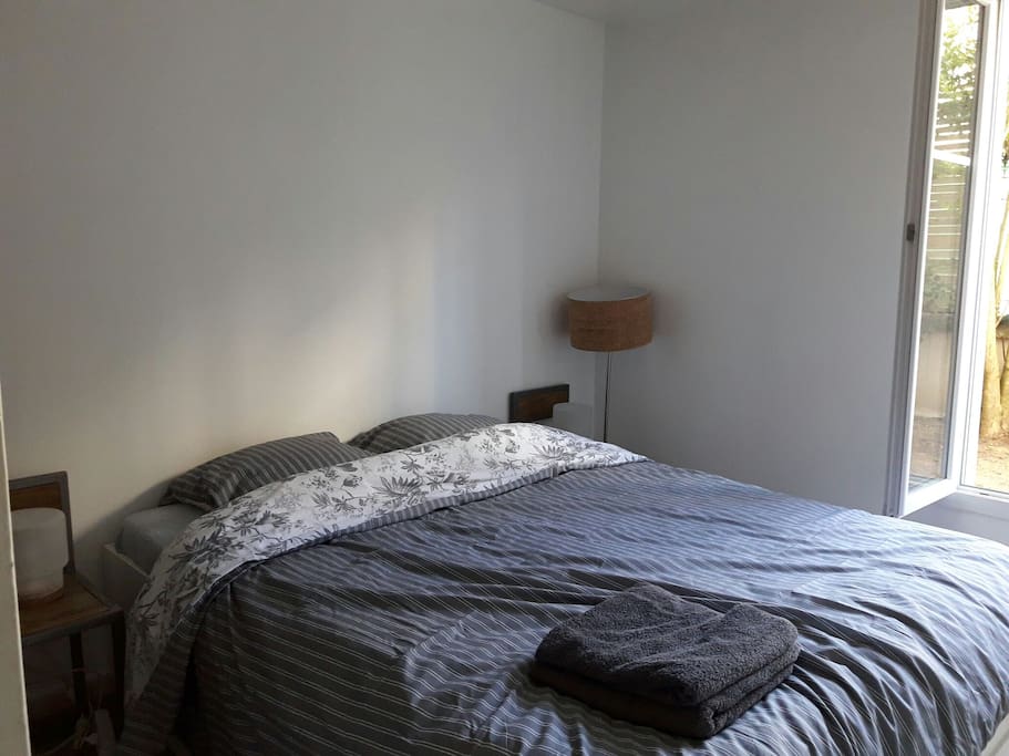 chambre principale avec lit kingsize