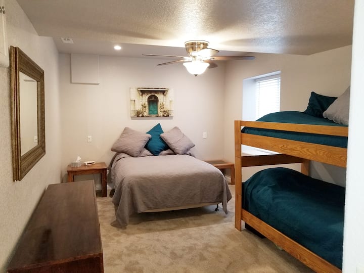 东卧室配有睡眠号码-多功能标准双人床，让您可以抬起头部和/或膝盖和坚固控制。 一套双层床。 电脑站。直接通往全功能卫生间