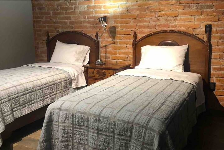 Cuarto grigio con baño privado gallery image 2