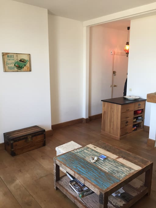 l'entrée ouvre sur la pièce de vie à droite, la salle de bain en face et la chambre à gauche