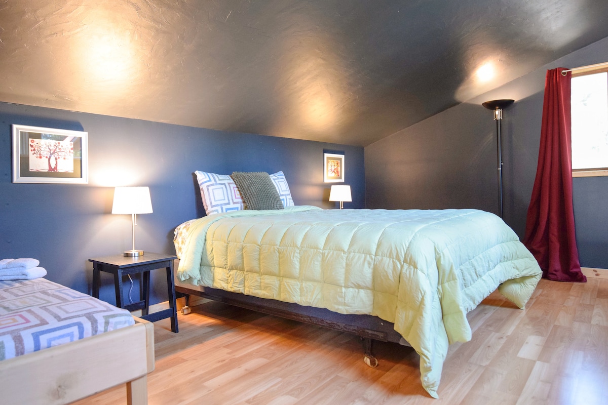 غرفة نوم بسرير بحجم كبير في الطابق العلوي