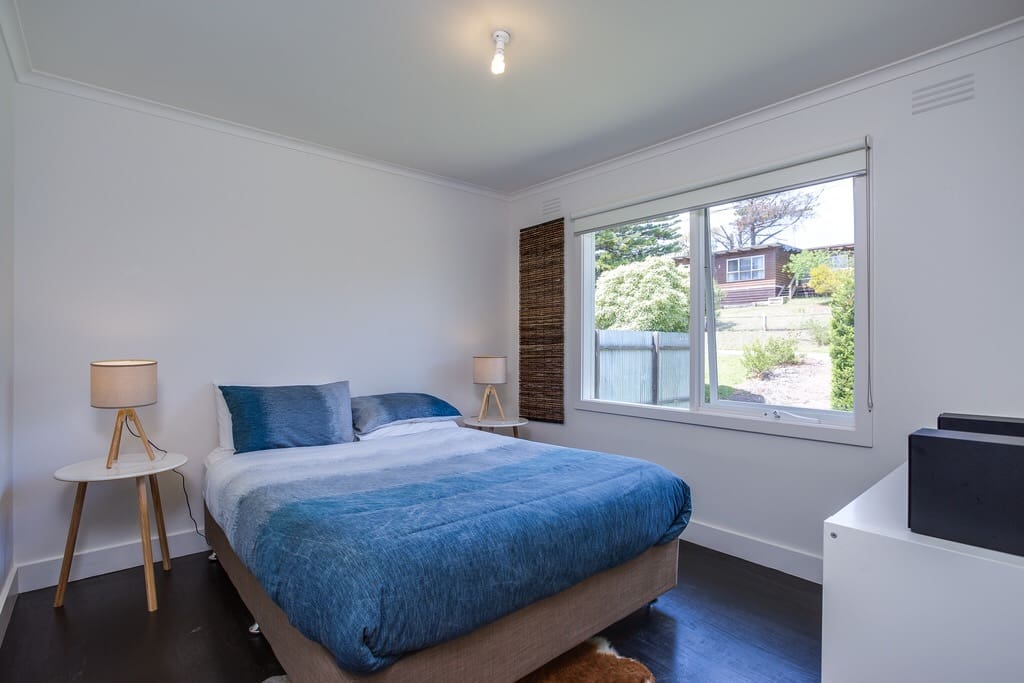 Bedroom queen size bed