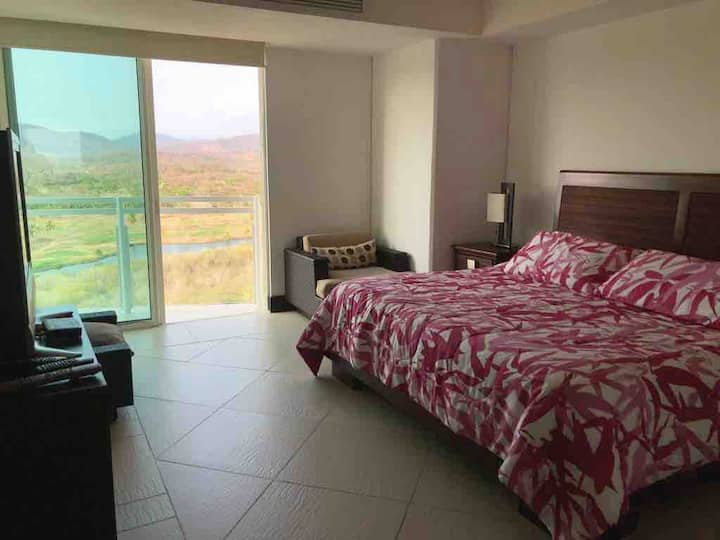 Chumba kikuu cha kulala. Ina televisheni tofauti na chumba kikuu. Kuangalia Marina. Ina AA