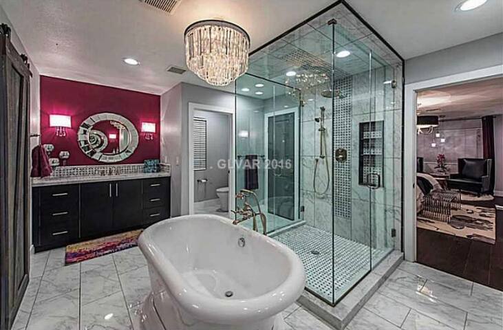 Gorgeous HGTV Property Brothers 5 bed home w/ pool gallery image 4