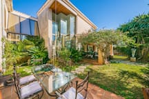 Villa Tramontana: Stylish house with pool & garden