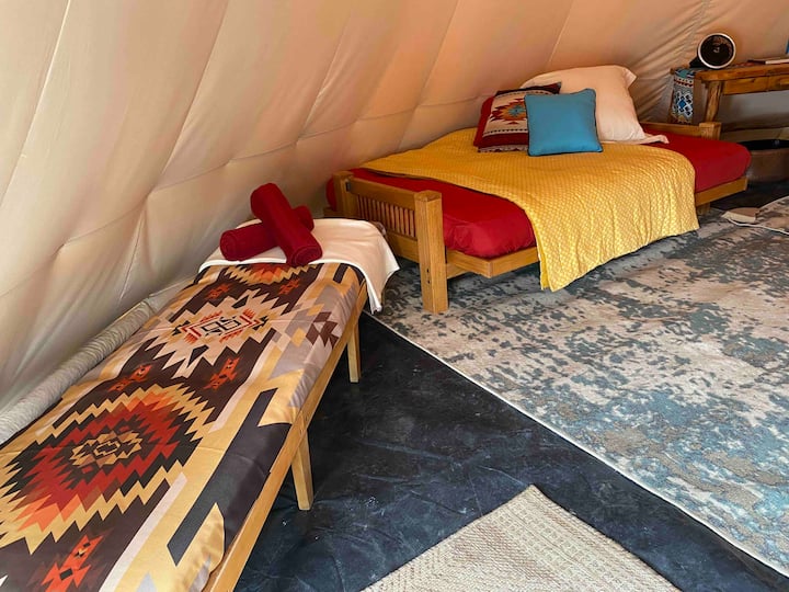 有太阳能环境照明，可轻轻照明较高的室内装潢、可充电灯光及风扇。 床垫是两张高品质的内弹簧日式床垫、一张可选的双人充气床垫和4英寸地垫。  