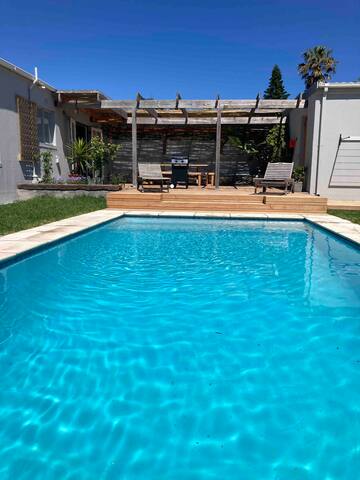 SUNBIRD COTTAGE Kommetjie, with huge garden & pool gallery image 4