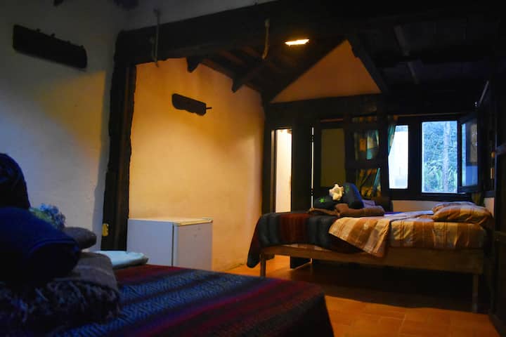Habitación 2 con 2 camas matrimoniales y 2 tapancos con un colchón individual, el tapanco es una estructura que se encuentra a una doble altura, se puede ver en la foto en la parte superior derecha, se sube a través de una escalera