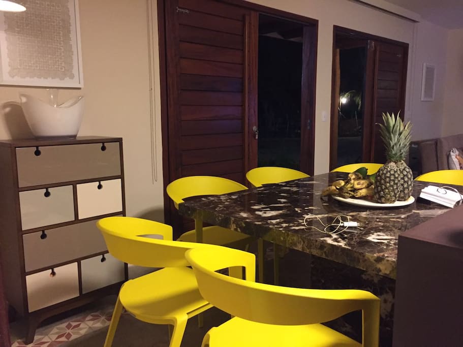 Mesa de jantar e porta de entrada
