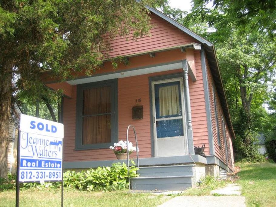 free-standing "shotgun" style cottage