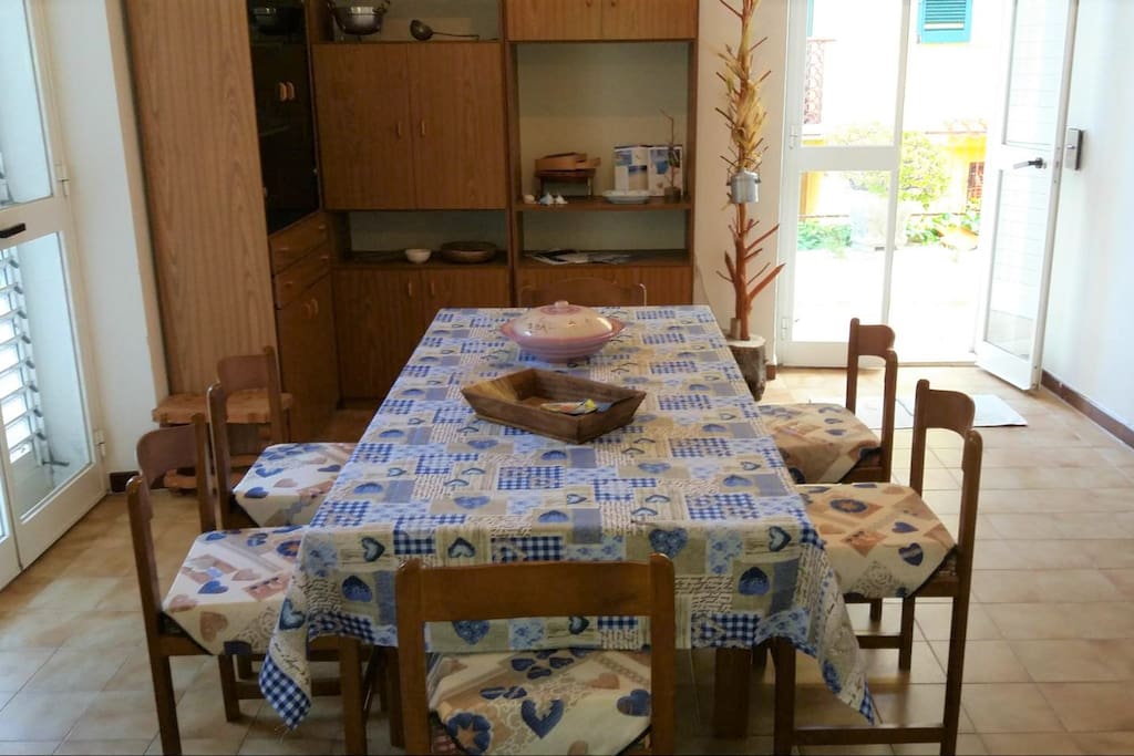 La casa, disponibile anche per brevi soggiorni, è composta da due camere da letto, un ampio soggiorno con angolo cottura, bagno e veranda. Dotata di cortile per poter rilassarsi e mangiare all' aperto dove i vostri bambini possono giocare. L'alloggio è adatto a coppie, famiglie (con bamini) e gruppi numerosi. Gli arredi sono semplici ma funzionali, dotata di lavatrice. La casa si trova a pochi minuti dal mare, con parcheggio libero sotto l'entrata dell' alloggio. Wi-Fi gratuita, lenzuola e biancheria da bagno messe a disposizione da me.