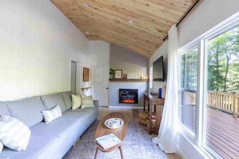 Successful Airbnb property: Year-Round Retreat:Waterfront Oasis- Cedar hottub in Bracebridge