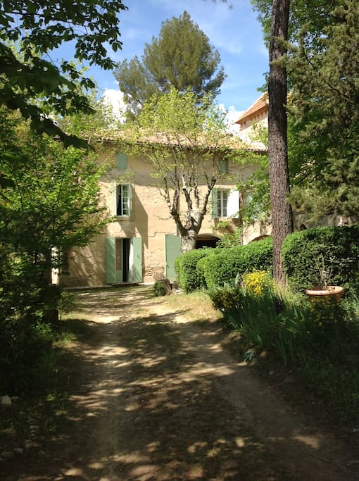 En arrivant par l'allée, la maison