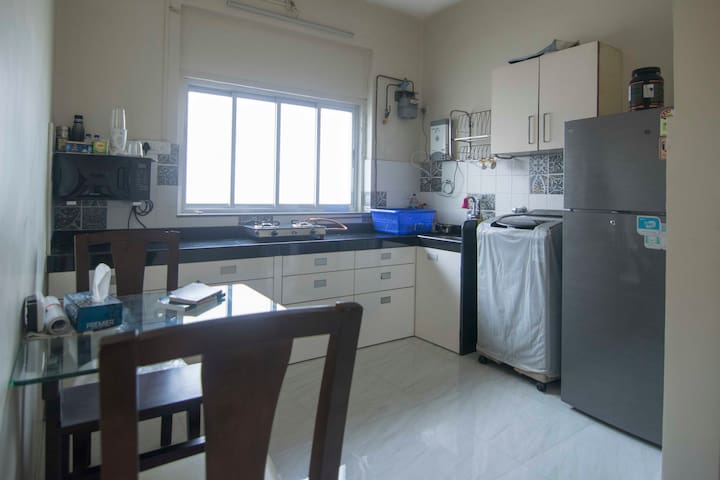 Cozy & Sunny 2BHK apartment in the heart of Mumbai