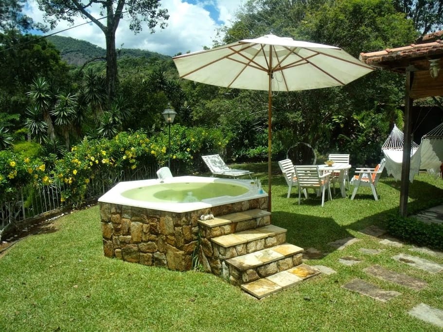 Banheira de hidromassagem aquecida.