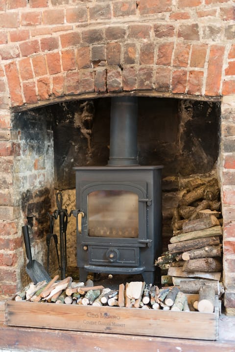 Successful Airbnb property: Cosy Smuggler’s Cottage 1 Minute from Deal Beach in Deal