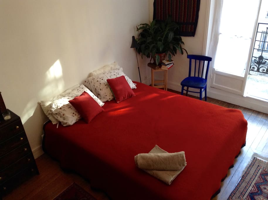 King-size bed with access to the balcony