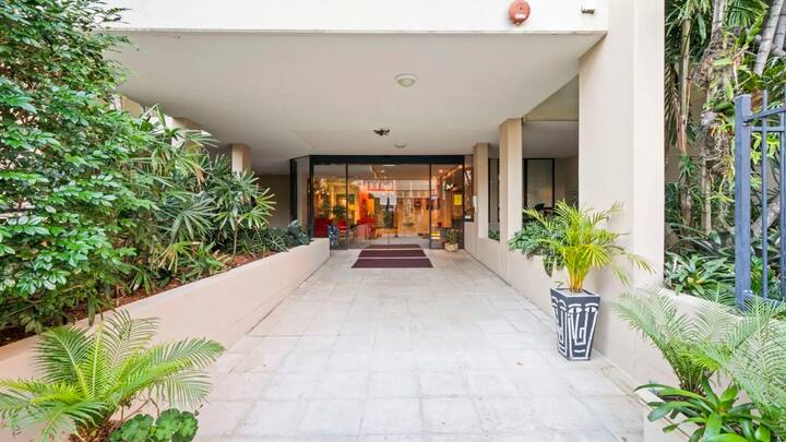 Hauptschlafzimmer mit eigenem Bad auf einer Hügelterrasse in Brisbane