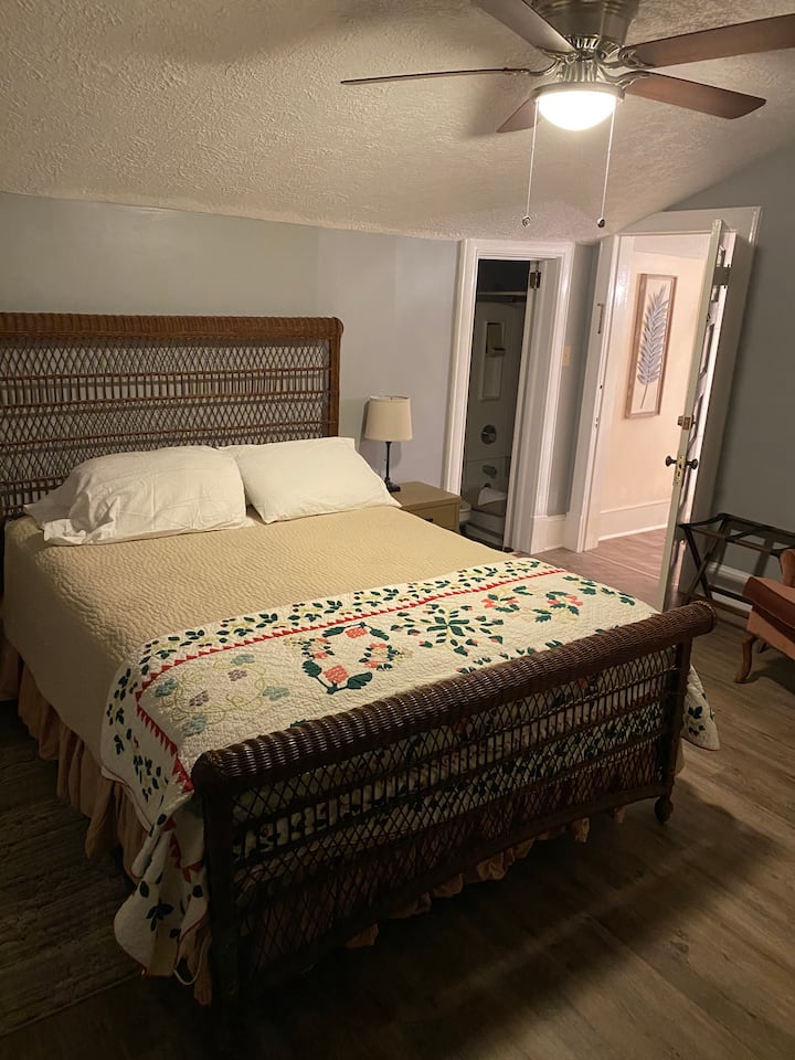 Spálňa s manželskou posteľou a vlastnou kúpeľňou. Izbač.12