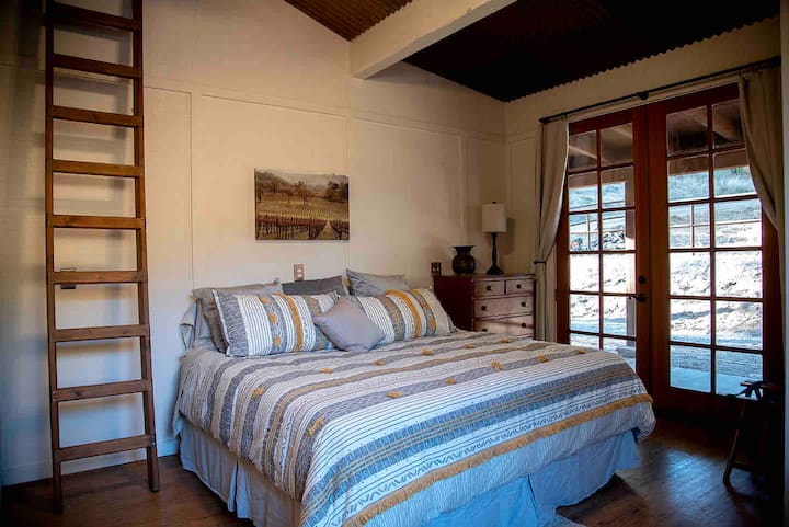 Chambre avec lit King Size et salle de bain principale