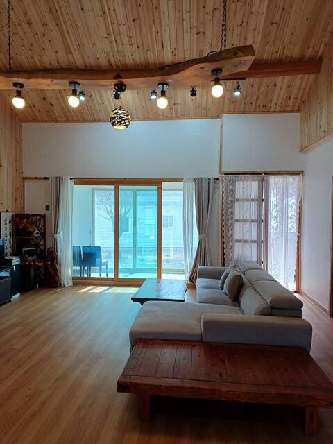 Come to heal with a fairytale village like Sanjeong Lake, welcome to the big family gathering