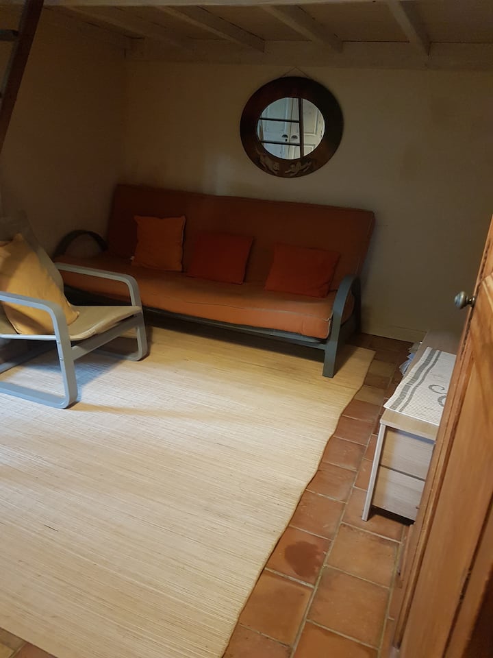 电视休息区、带沙发床的DVD播放器，可睡在140厘米的舒适日式床垫上