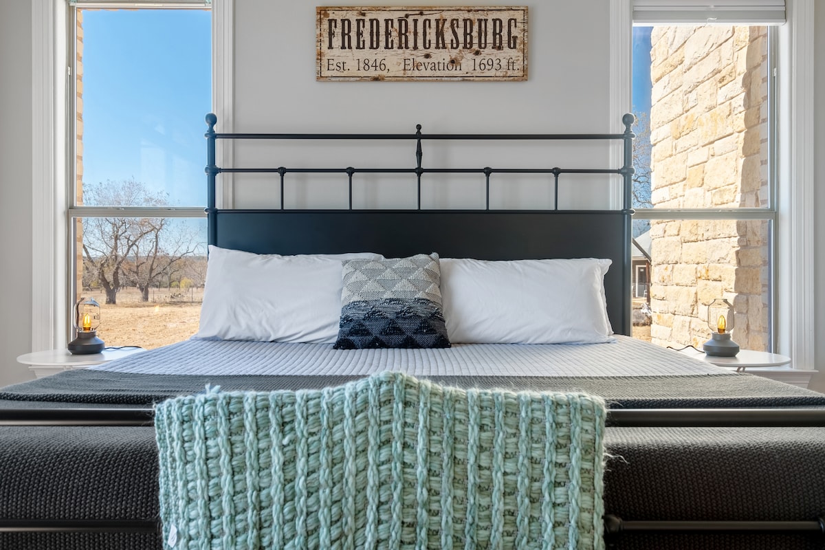 Second master bedroom with king size bed