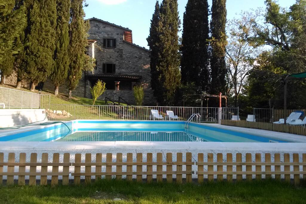 casa vista dalla piscina