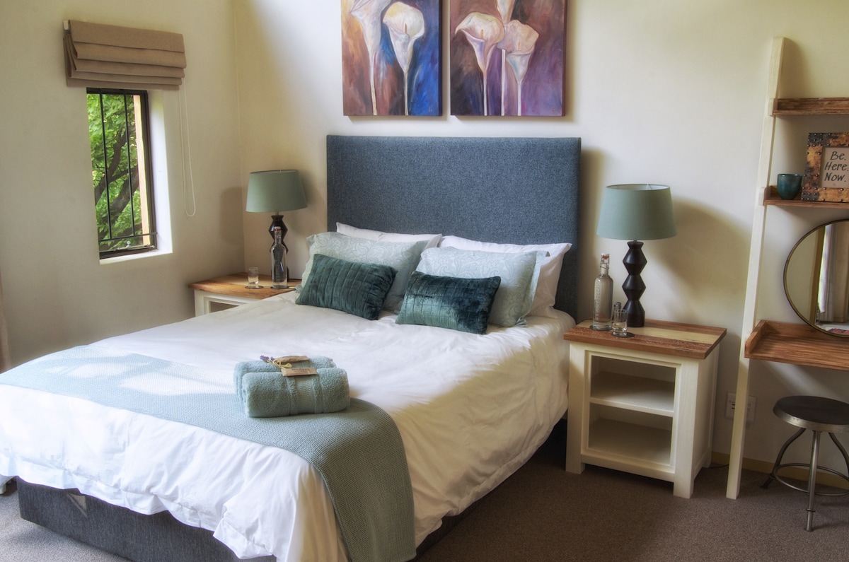 חדר שינה שני עם מיטת קווין סייז, מצעי כותנה מפוארים ושולחן עבודה