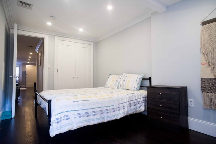 Habitación principal con vista al armario. Esta imagen muestra una cama diferente extendida.