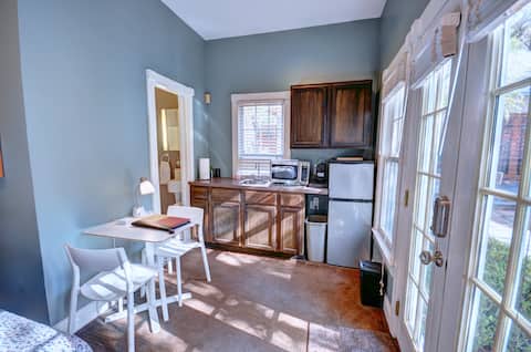 Popular Airbnb listing: "Walk to Everything! FREE Parking • Midtown Studio in Atlanta
