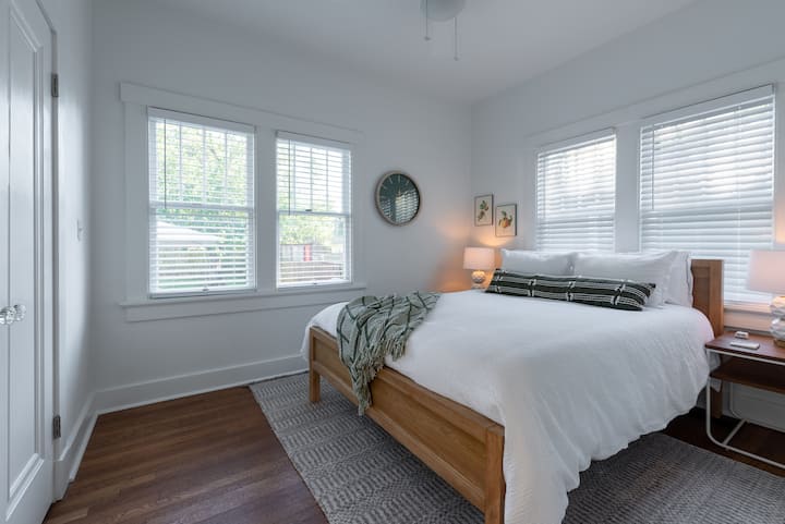 ห้องนอน 1: เตียงควีนไซส์พร้อมวิวสวนหลังบ้าน