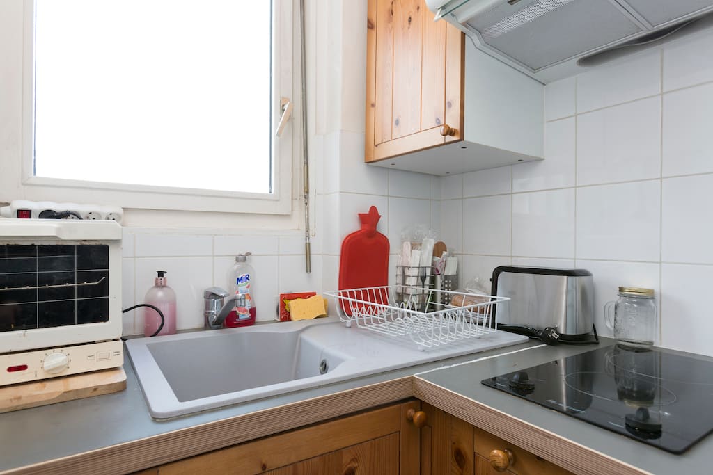 Petite cuisine équipée avec vue sur les toits de Paris