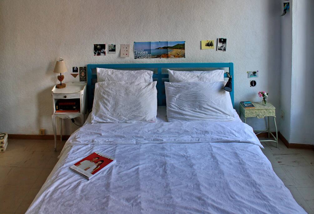 Bedroom with a big bed / Chambre avec un vrai lit