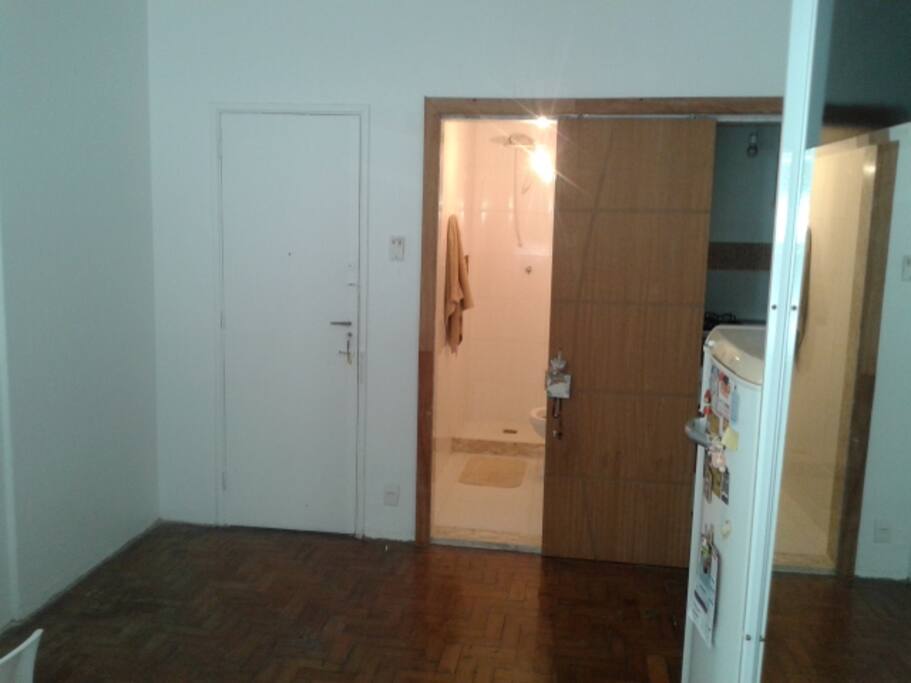 Entrada do stúdio, com divisória entre cozinha e banheiro.