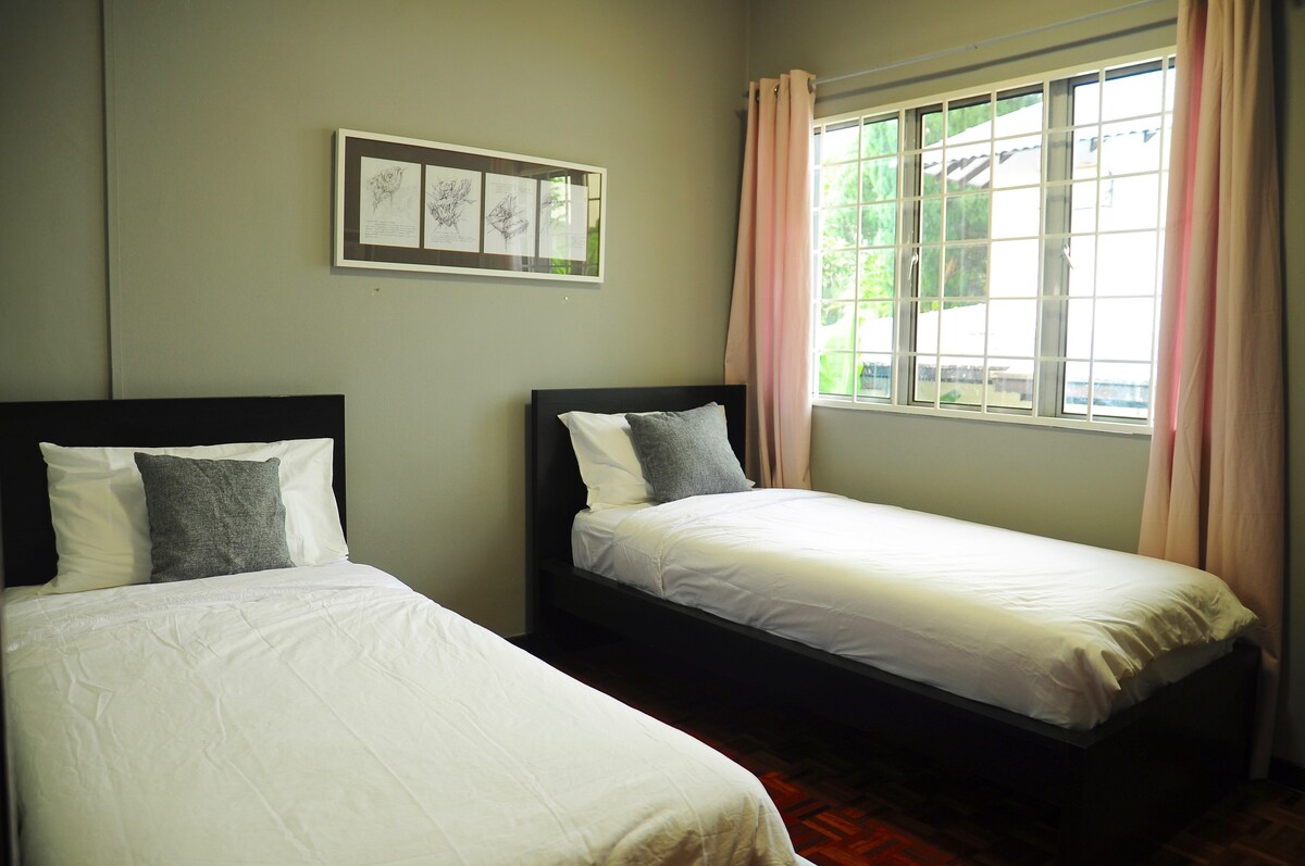 Studio B: 2 Single Beds