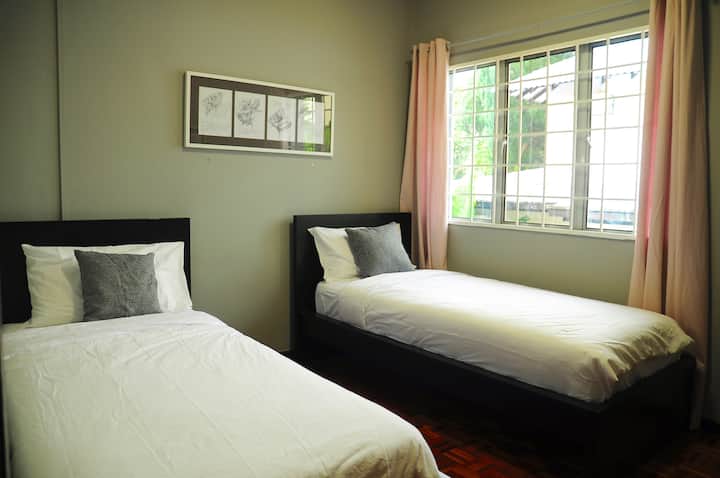 Studio B: 2 Single Beds