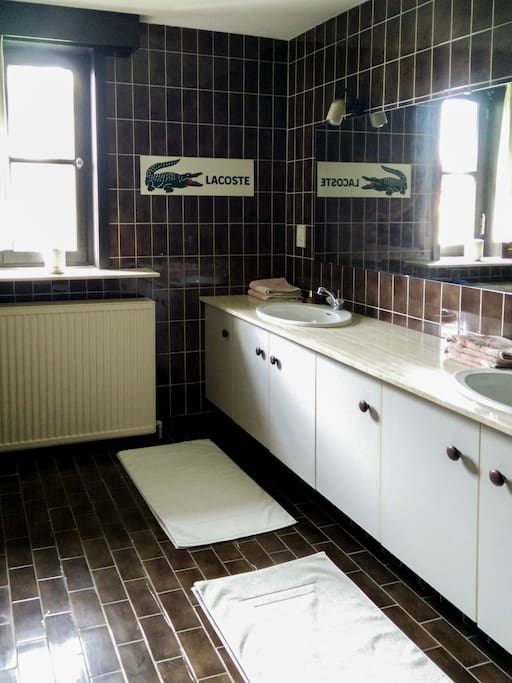 Badkamer gelegen tussen beide gastenkamers is gedeeld
