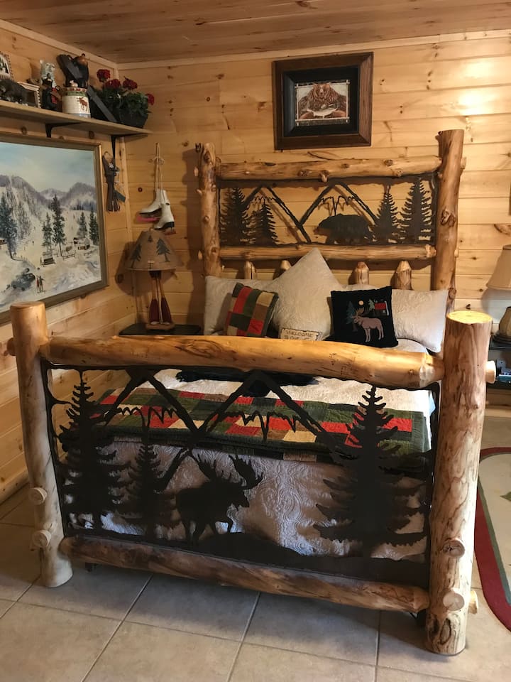 第二间卧室配备定制的阿斯彭标准双人床。