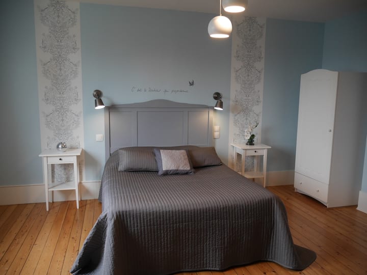 El dormitorio azul con su cama para 2 personas...