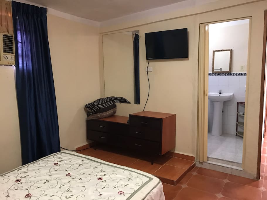 first bedroom with TV, air conditioning and access to the bathroom (2nd floor)