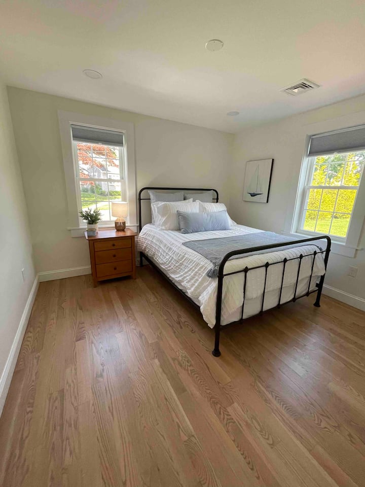 Chumba cha kulala cha ghorofani #2 - kitanda aina ya queen kilicho na kabati