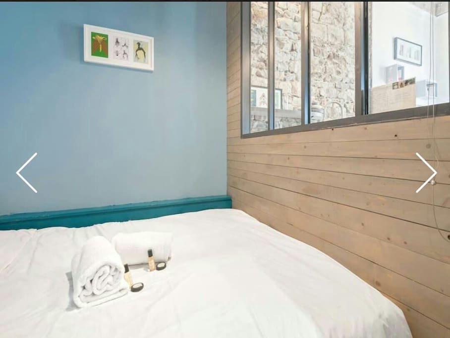 Chambre avec verrière , complètement privée avec sa porte coulissante pour plus d'intimité .