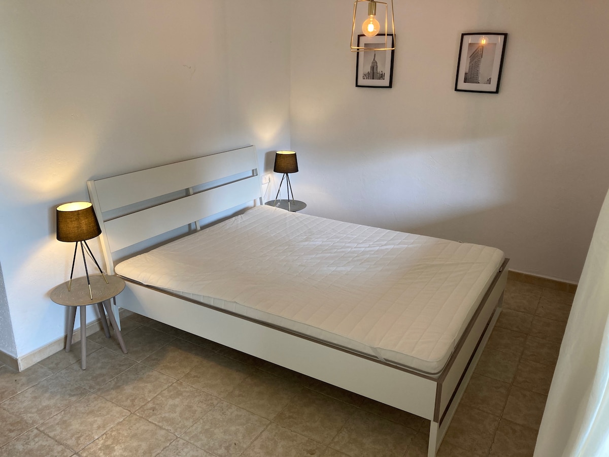 سرير رئيسي في استوديو الضيوف مع حمام داخلي كبير (دش وحمام ومرحاض) وغرفة نوم مفردة مجاورة. (لا يمكن الوصول إلى غرف نوم جناح الضيوف إلا عبر الحديقة.)