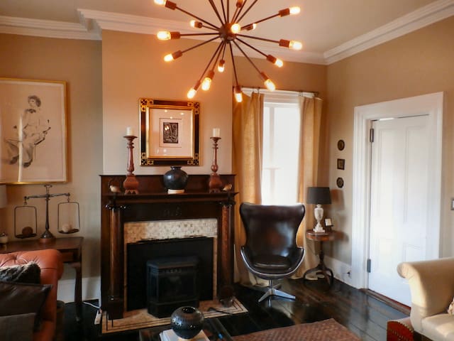 Last Minute , Hudson, NY, 2br suite, FLEXIBLE