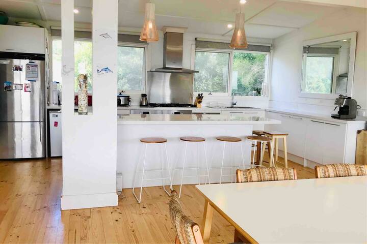 Treehouse Beach Retreat•180° Water Views•Amaz’gLoc gallery image 5