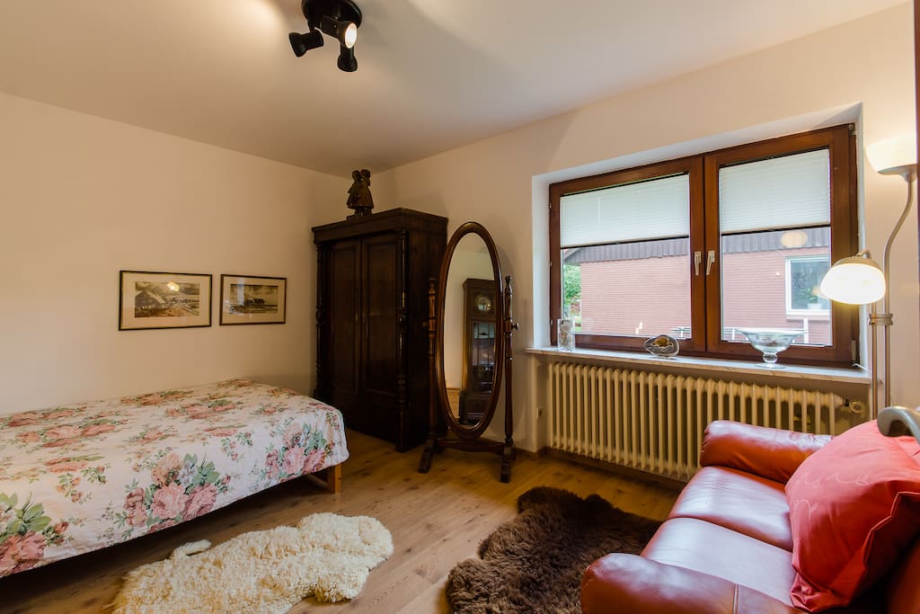 Zimmer KLARA im Haus Grenzland (hinzugekommen ist eine Sitzecke mit Bistrotisch und zwei Stühlen, Mikrowelle, Kochplatte, Besteck und
Geschirr