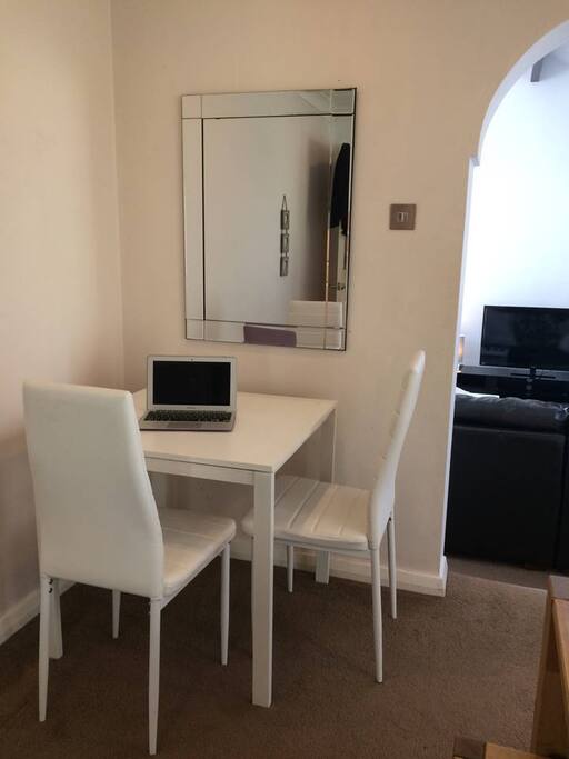 white hi-gloss workstation