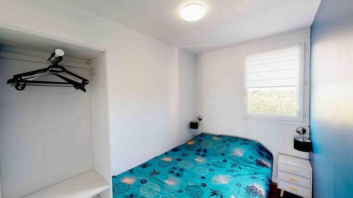 Спалня с легло 140 см, мебели за съхранение и нощно шкафче, тъмни завеси 